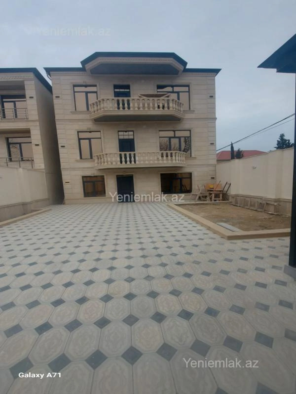 Satılır 6 otaqlı həyət evi 335 m²