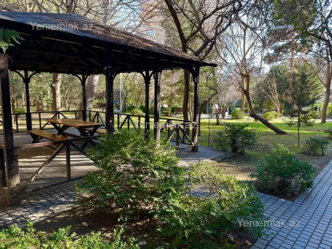 Satılır 5 otaqlı köhnə tikili 130 m²