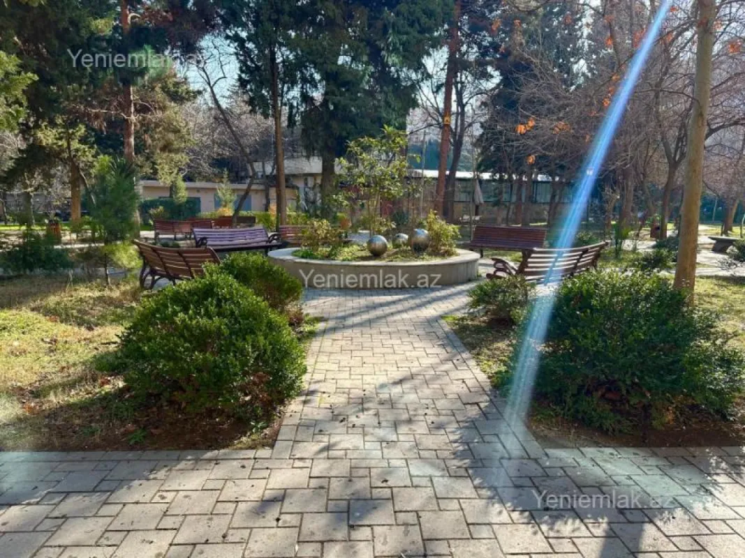 Satılır 5 otaqlı köhnə tikili 130 m²