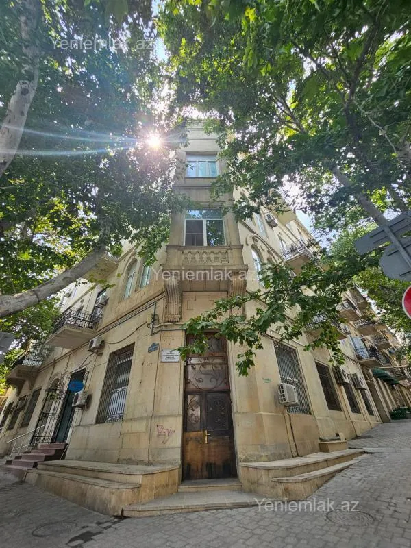 Satılır 4 otaqlı köhnə tikili 180 m²