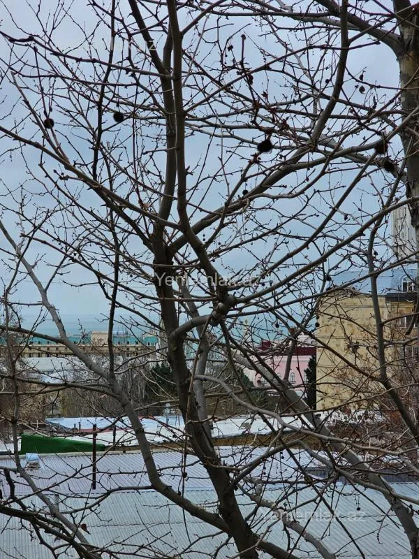 Satılır 4 otaqlı köhnə tikili 180 m²