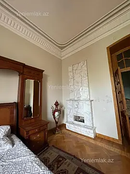 Satılır 4 otaqlı köhnə tikili 180 m²