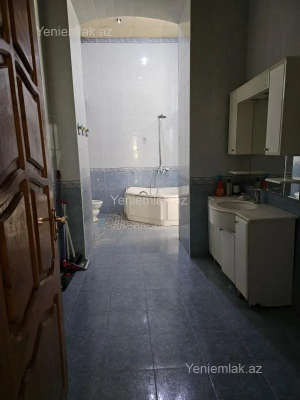 Satılır 4 otaqlı köhnə tikili 180 m²