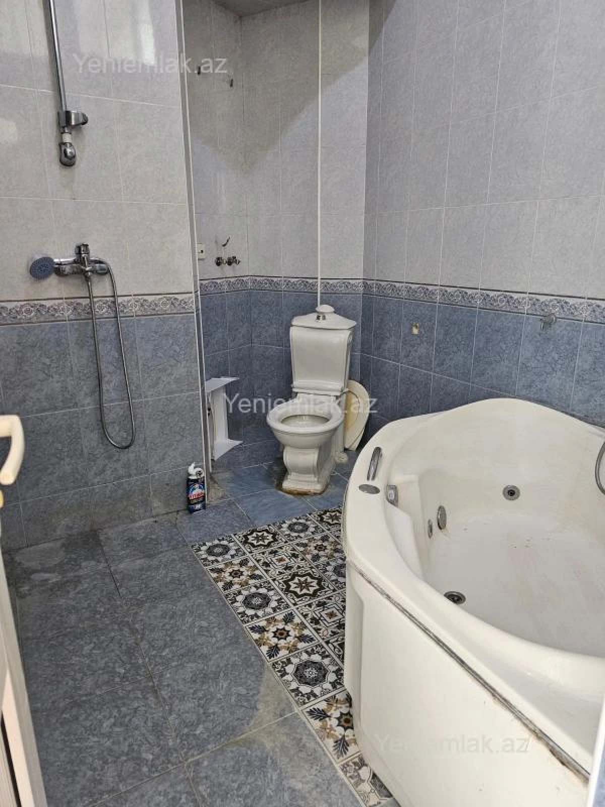 Satılır 4 otaqlı köhnə tikili 180 m²