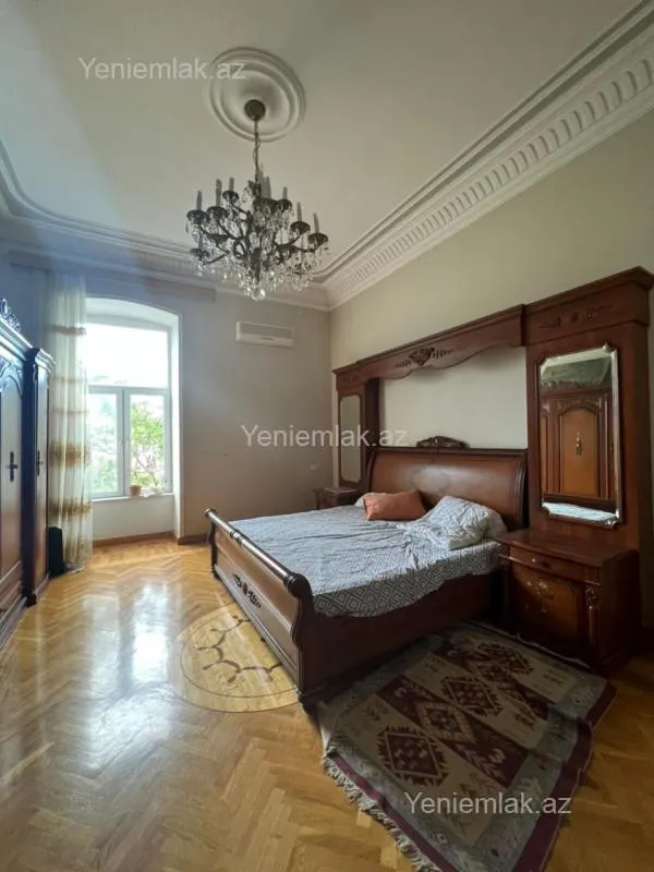 Satılır 4 otaqlı köhnə tikili 180 m²