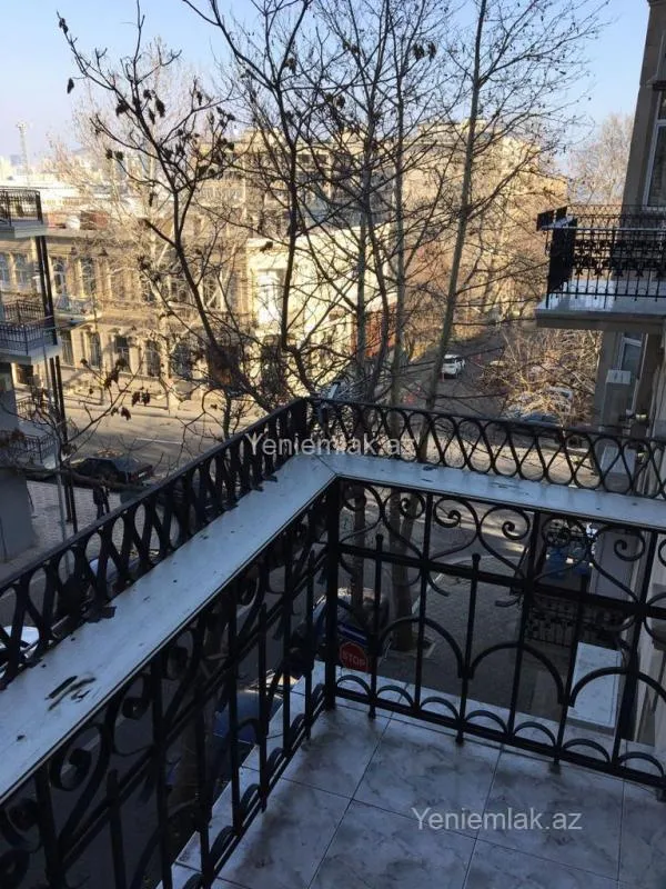 Satılır 4 otaqlı köhnə tikili 180 m²