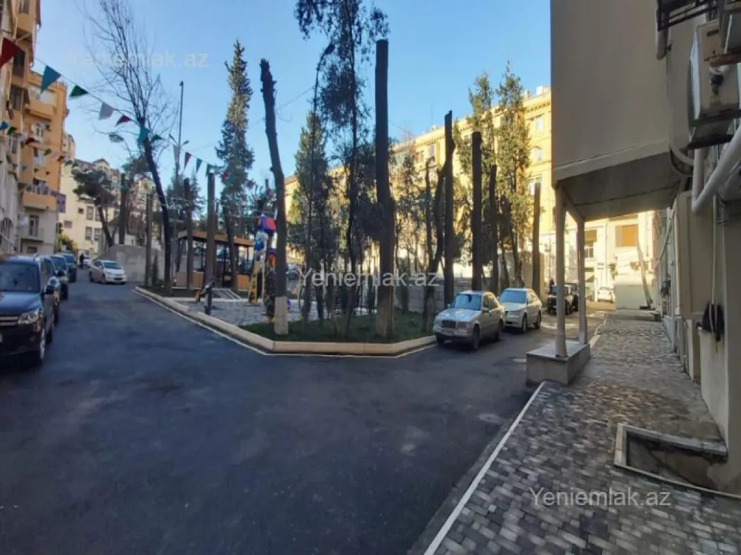 Satılır 2 otaqlı köhnə tikili 85 m²