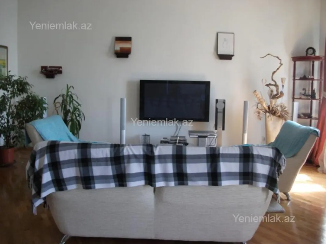 Satılır 3 otaqlı köhnə tikili 110 m²