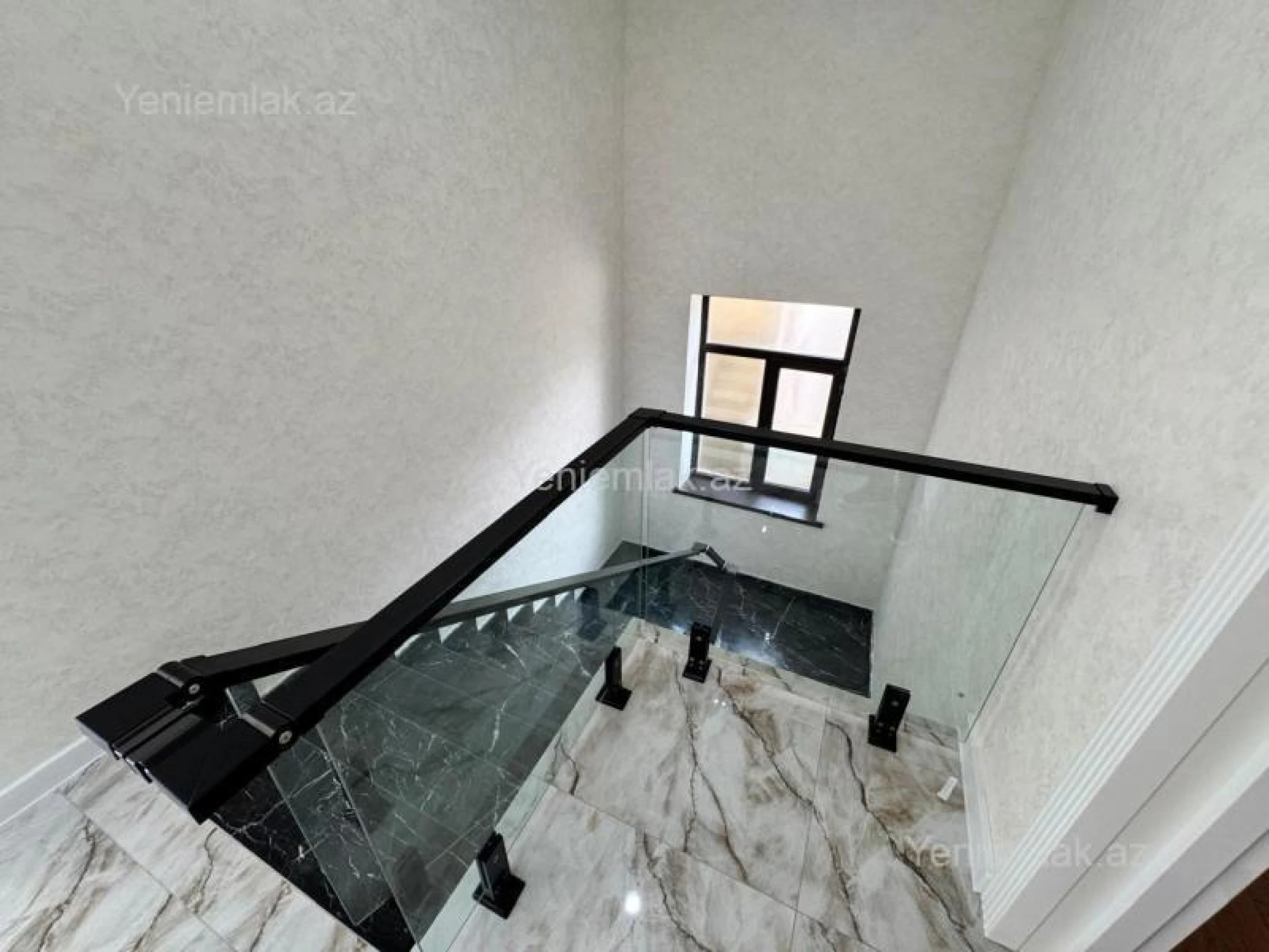 Satılır 5 otaqlı həyət evi 280 m²