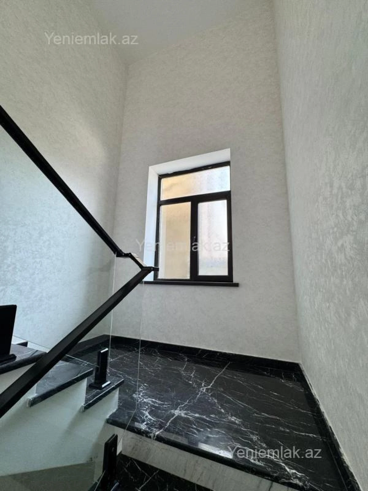 Satılır 5 otaqlı həyət evi 280 m²