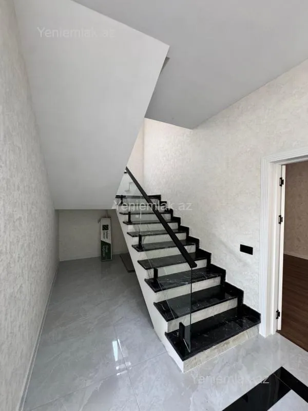 Satılır 5 otaqlı həyət evi 280 m²