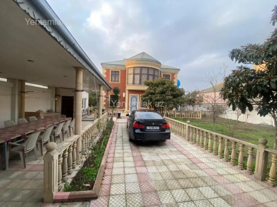 Satılır 8 otaqlı həyət evi 250 m²