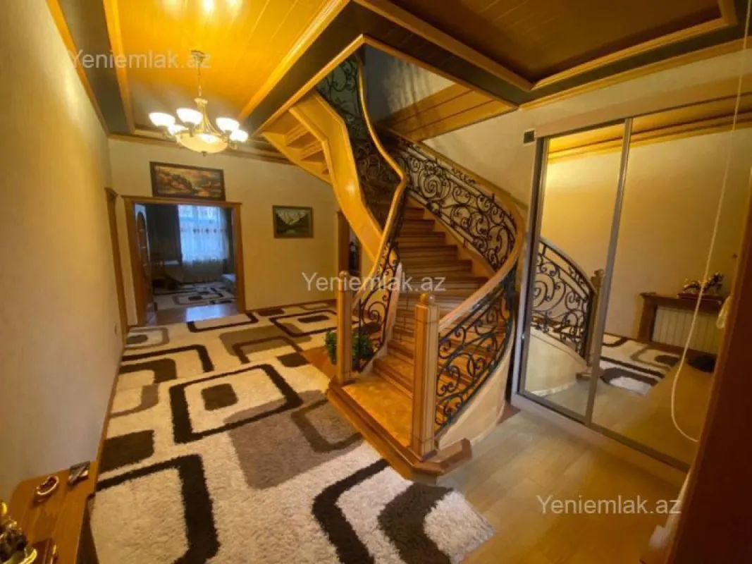 Satılır 8 otaqlı həyət evi 250 m²