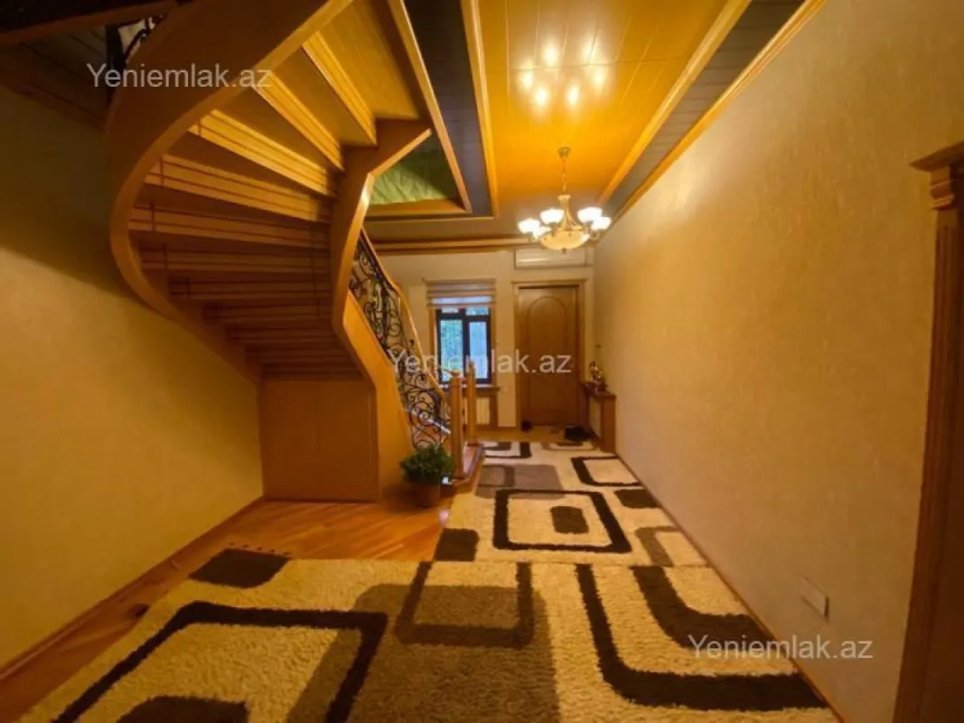Satılır 8 otaqlı həyət evi 250 m²