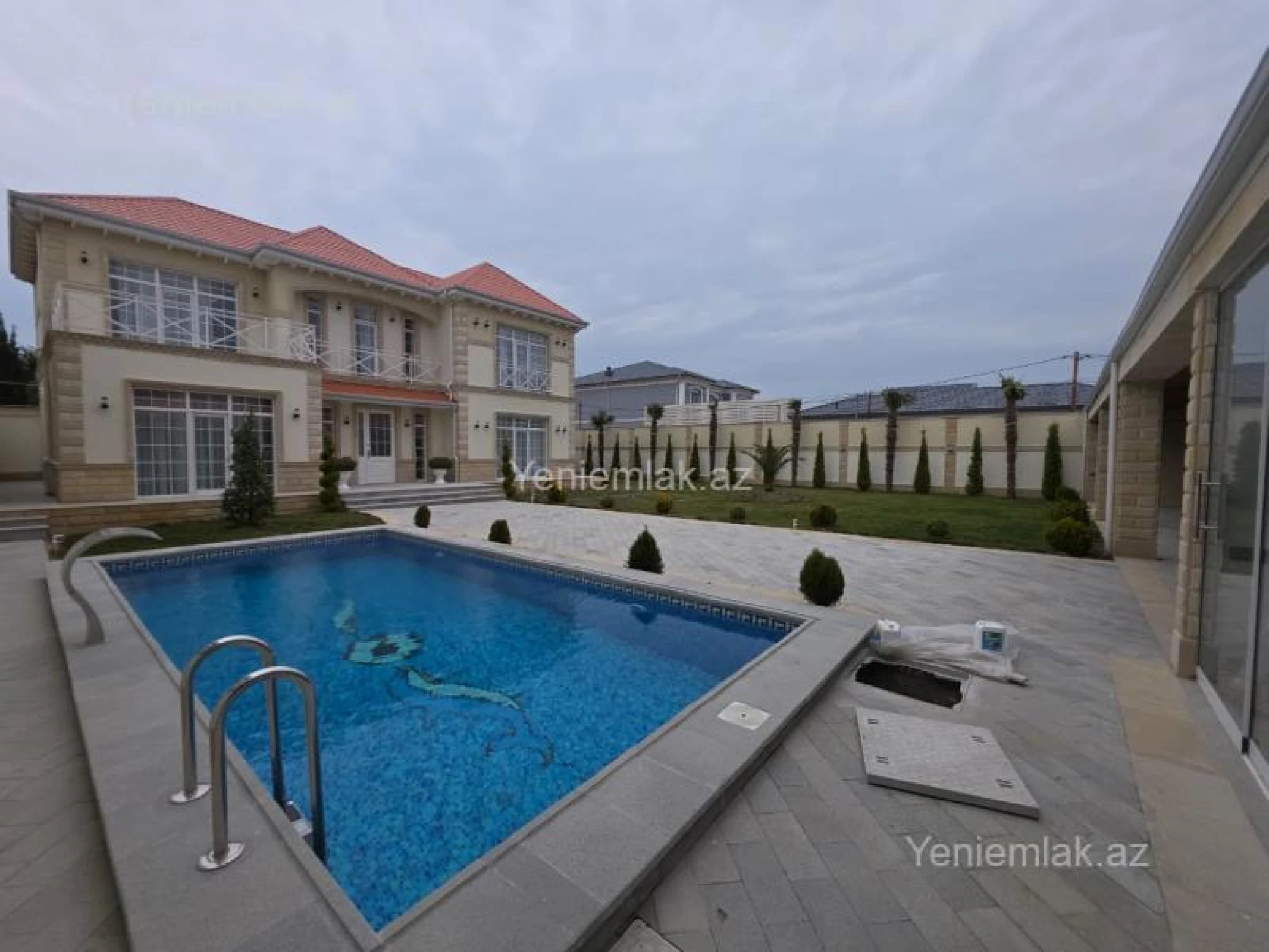 Satılır 5 otaqlı həyət evi 300 m²
