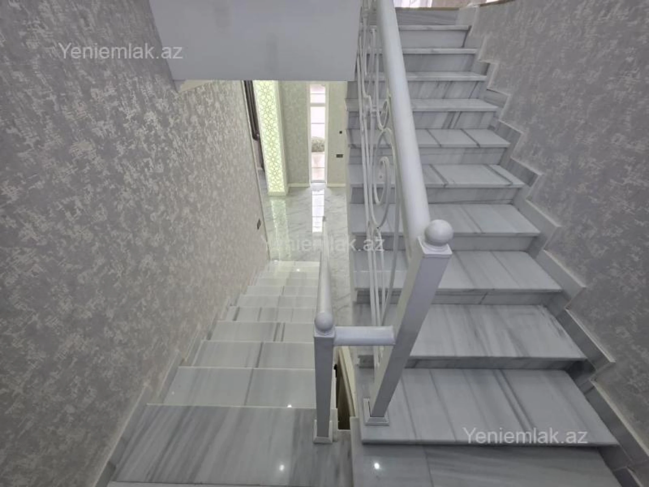 Satılır 5 otaqlı həyət evi 300 m²