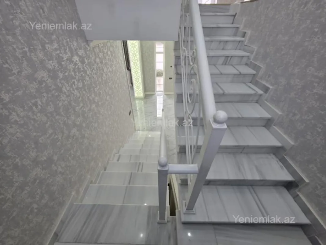 Satılır 5 otaqlı həyət evi 300 m²