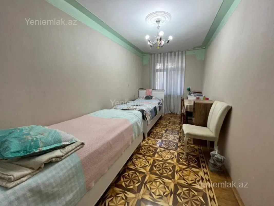 Satılır 4 otaqlı köhnə tikili 207 m²