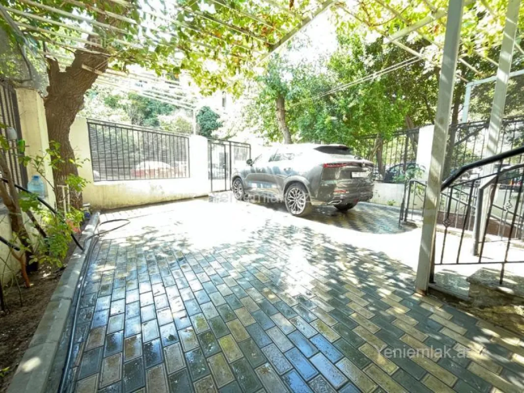Satılır 4 otaqlı köhnə tikili 207 m²