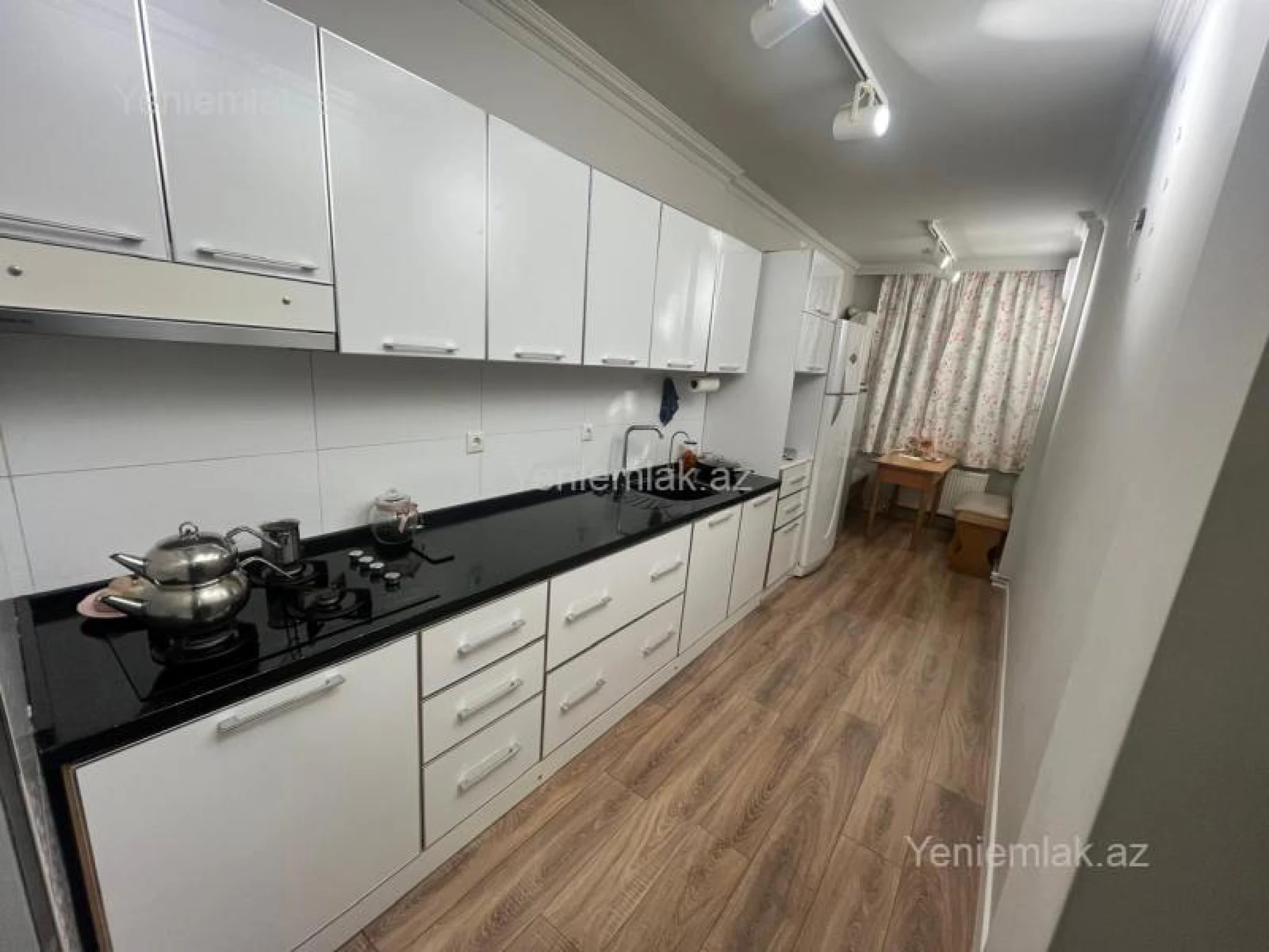 Satılır 4 otaqlı köhnə tikili 100 m²