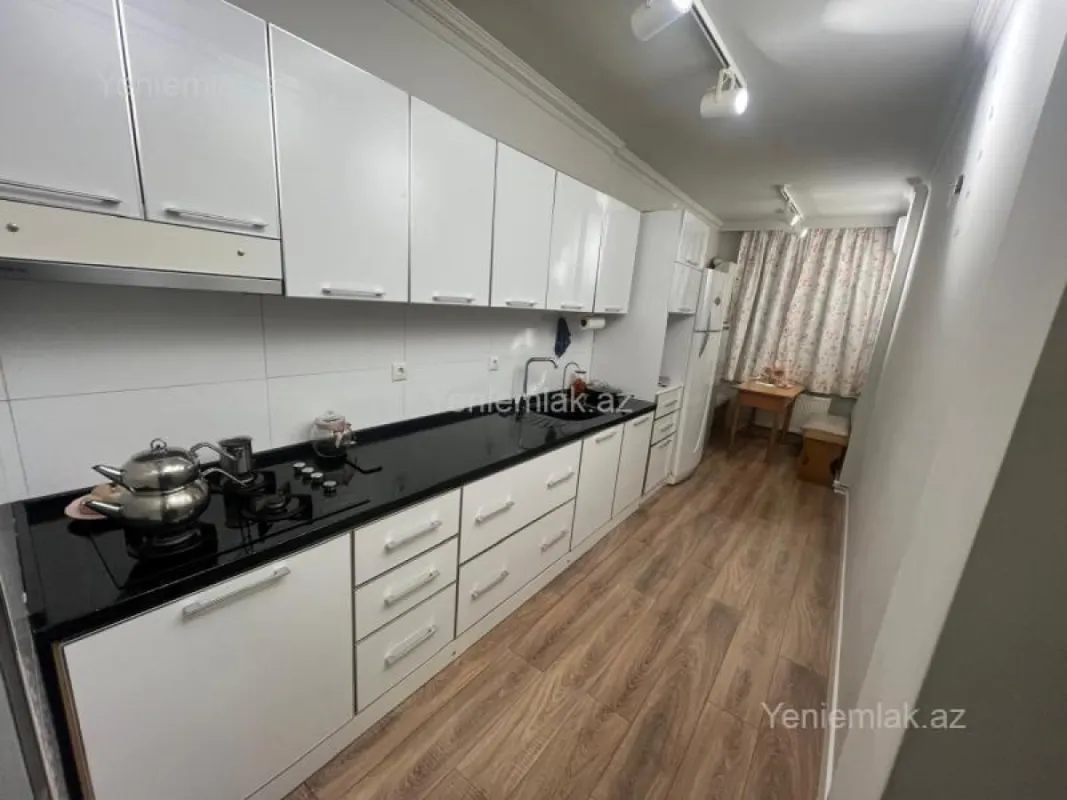 Satılır 4 otaqlı köhnə tikili 100 m²