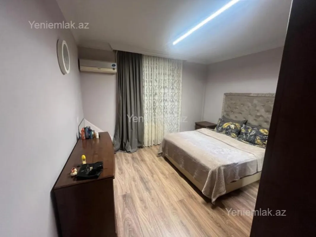 Satılır 4 otaqlı köhnə tikili 100 m²