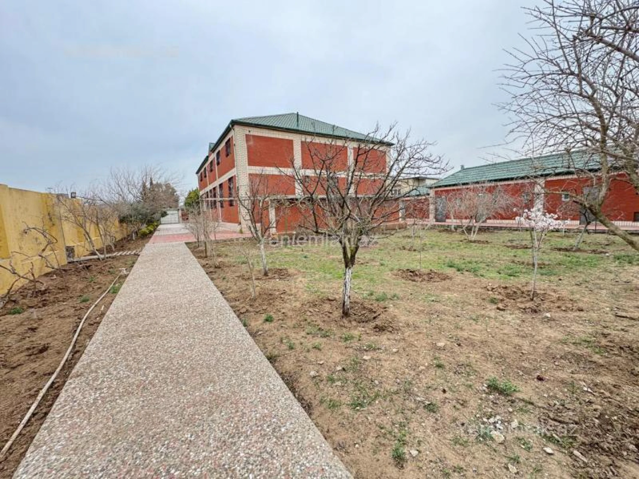 Satılır 4 otaqlı həyət evi 200 m²