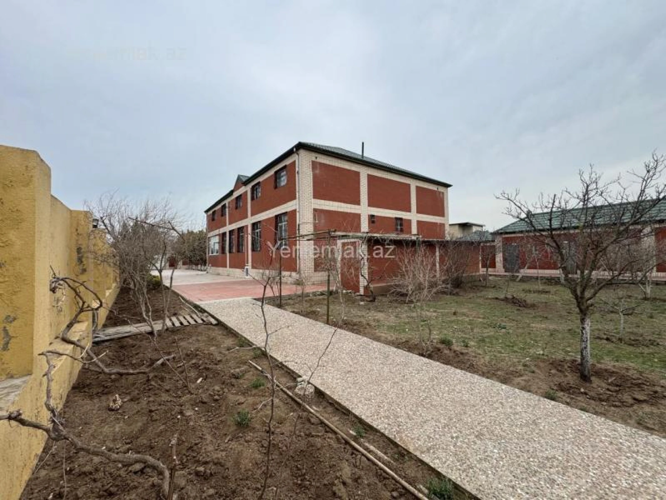 Satılır 4 otaqlı həyət evi 200 m²