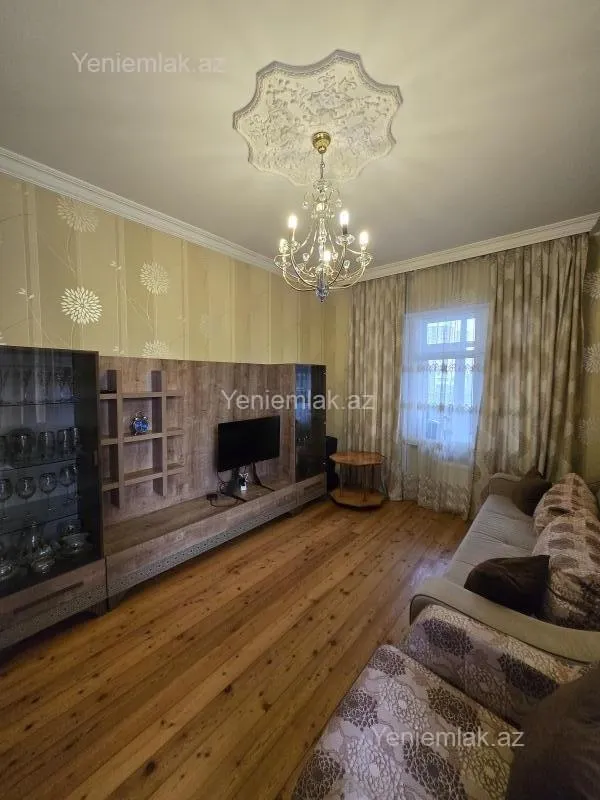 Satılır 4 otaqlı köhnə tikili 110 m²