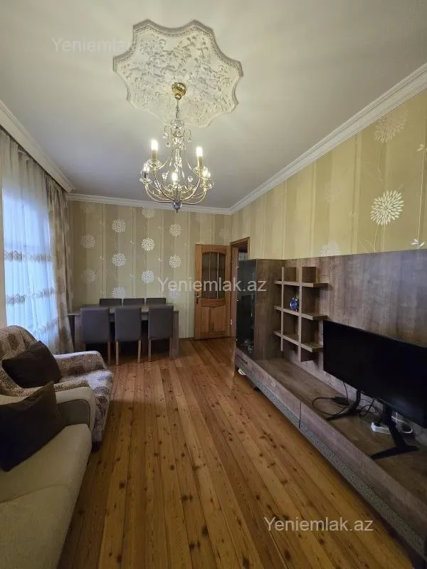 Satılır 4 otaqlı köhnə tikili 110 m²