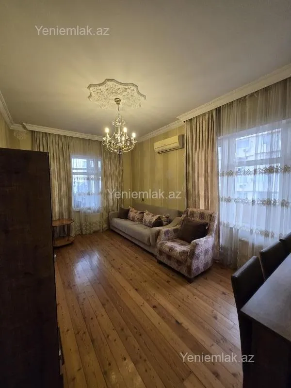 Satılır 4 otaqlı köhnə tikili 110 m²
