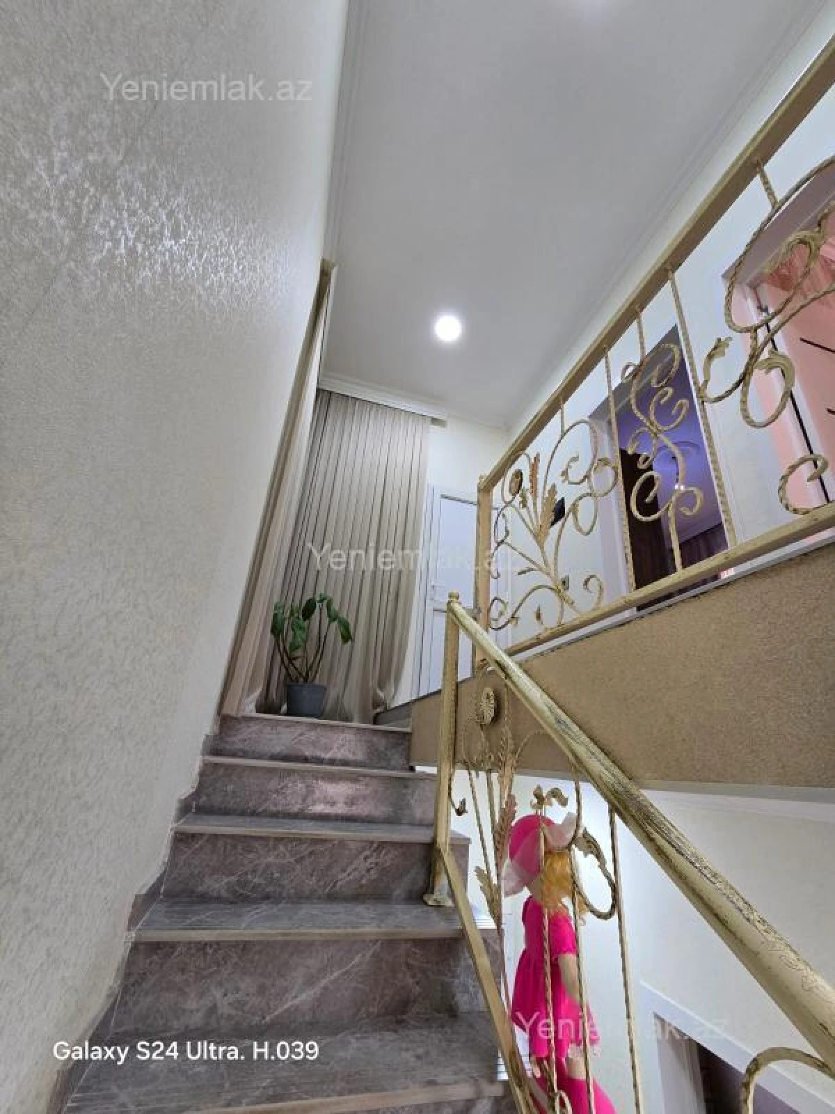 Satılır 4 otaqlı həyət evi 240 m²