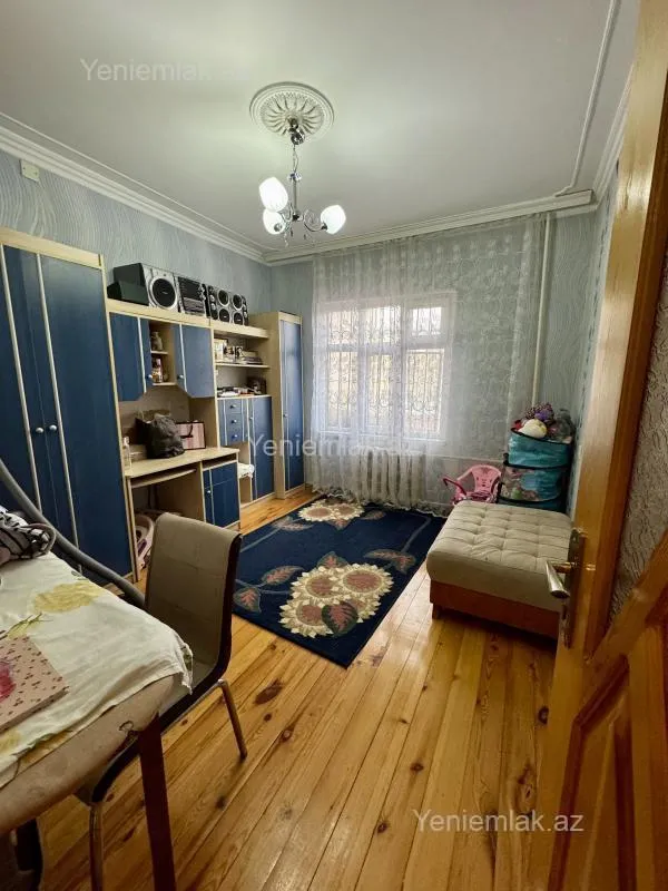 Satılır 4 otaqlı köhnə tikili 110 m²