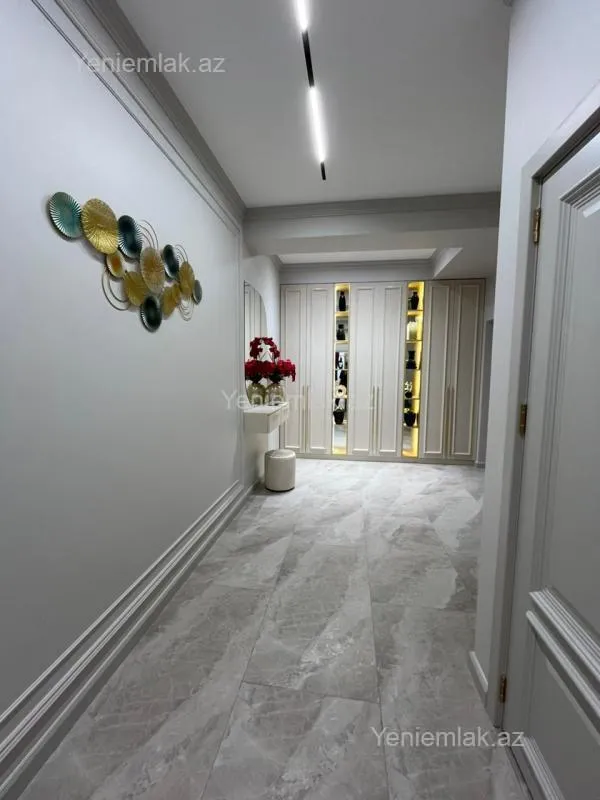 Satılır 3 otaqlı yeni tikili 130 m²