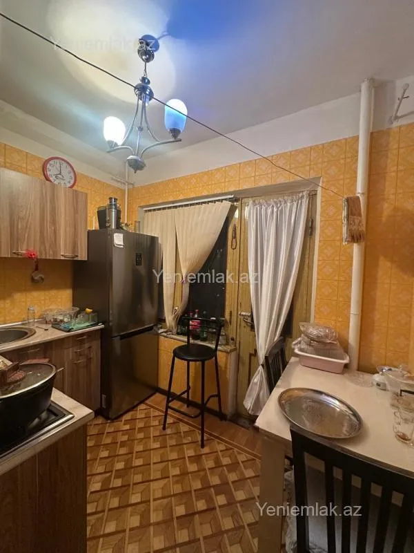 Satılır 4 otaqlı köhnə tikili 100 m²