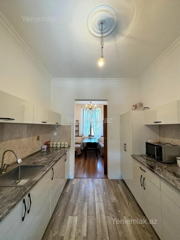 Satılır 9 otaqlı həyət evi 350 m²