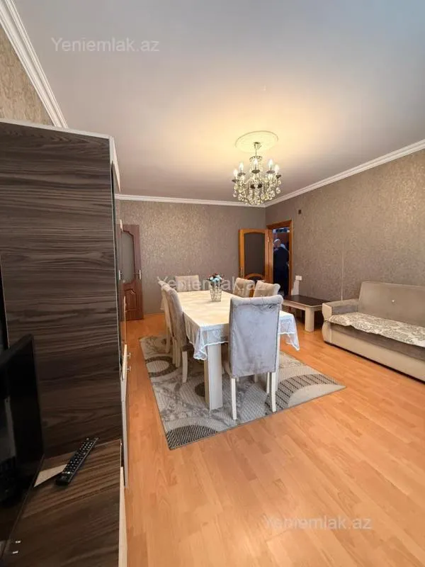Satılır 4 otaqlı köhnə tikili 110 m²