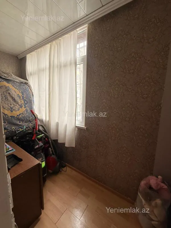 Satılır 4 otaqlı köhnə tikili 110 m²