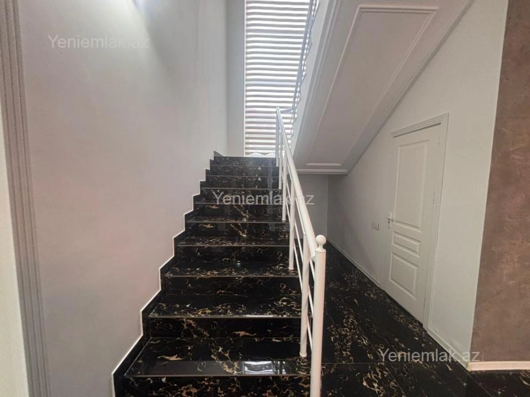 Satılır 4 otaqlı həyət evi 330 m²