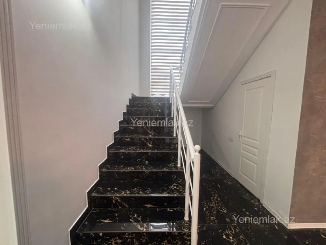 Satılır 4 otaqlı həyət evi 330 m²