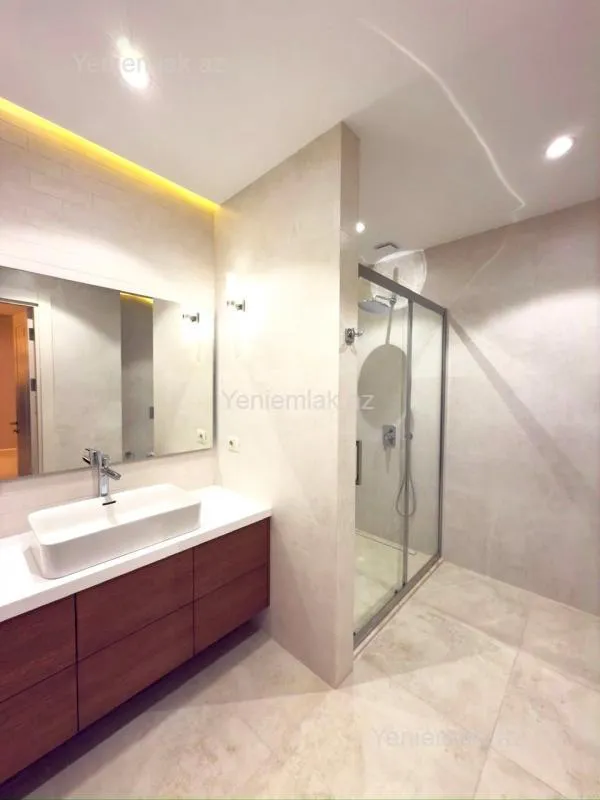 Satılır 3 otaqlı yeni tikili 136 m²