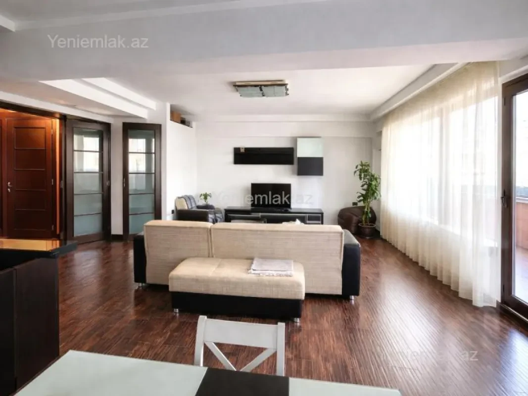 Satılır 3 otaqlı köhnə tikili 125 m²