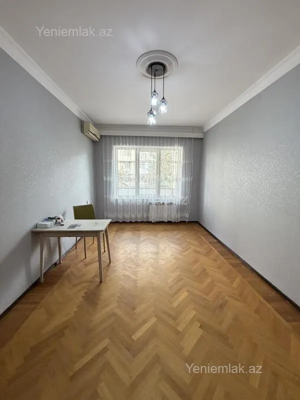 Satılır 2 otaqlı köhnə tikili 60 m²