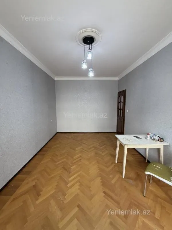 Satılır 2 otaqlı köhnə tikili 60 m²