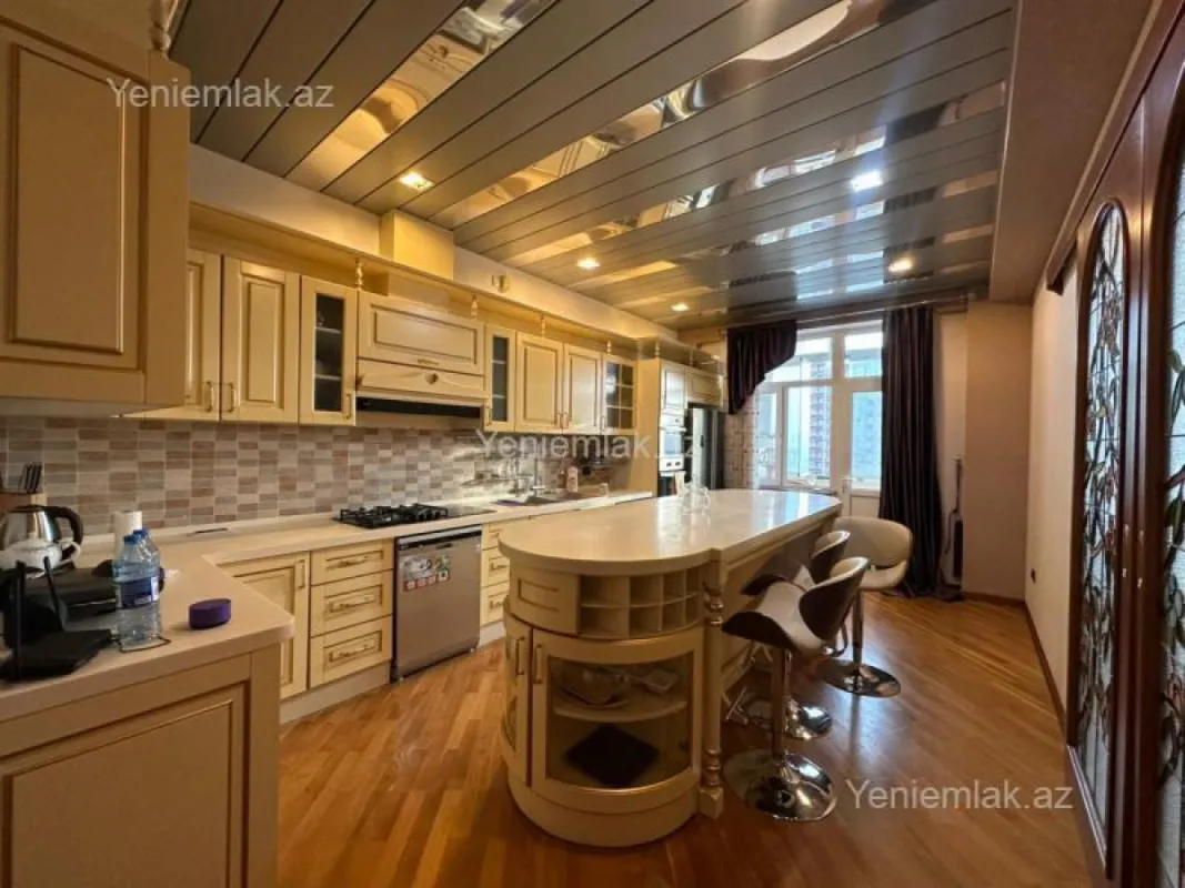 Satılır 4 otaqlı yeni tikili 210 m²