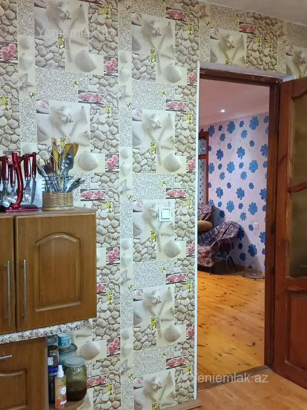 Satılır 8 otaqlı həyət evi 395 m²