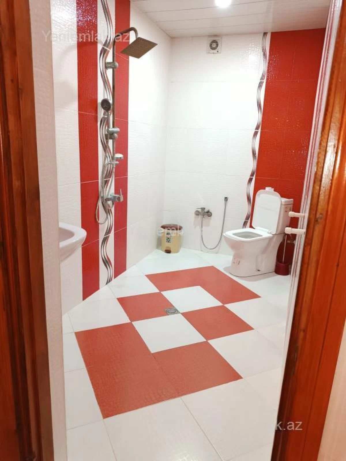 Satılır 8 otaqlı həyət evi 395 m²