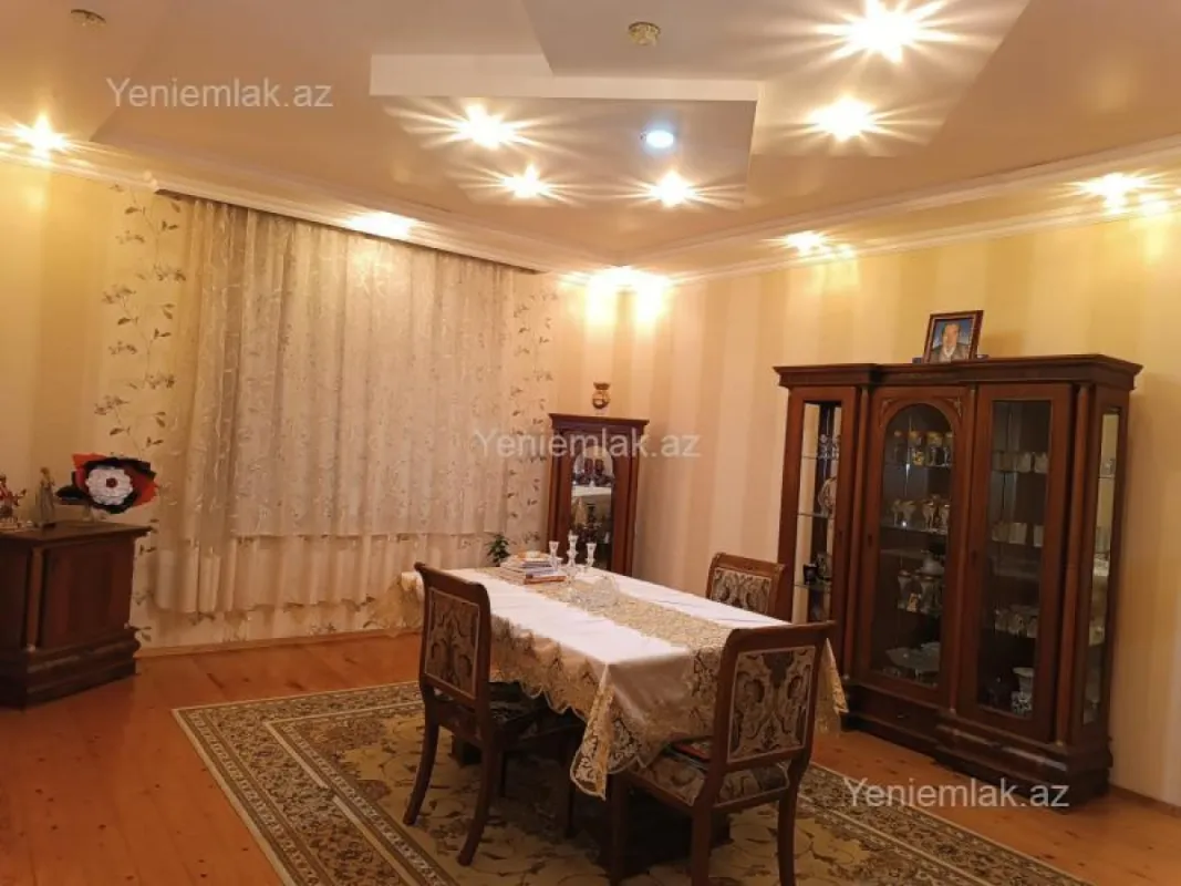 Satılır 8 otaqlı həyət evi 395 m²