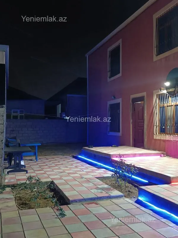 Satılır 8 otaqlı həyət evi 395 m²