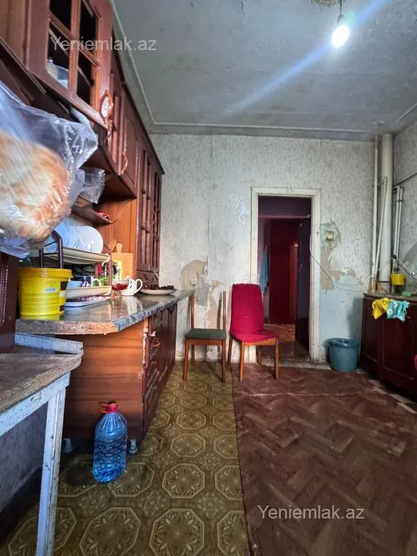 Satılır 5 otaqlı köhnə tikili 100 m²